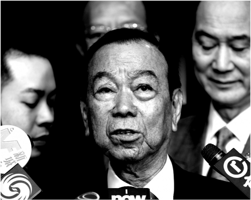 劉皇發為新界原居民，自1980年起，出任鄉議局主席。

