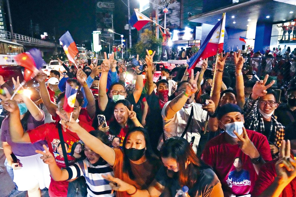小馬可斯的支持者周一晚在馬尼拉的競選總部歡呼。