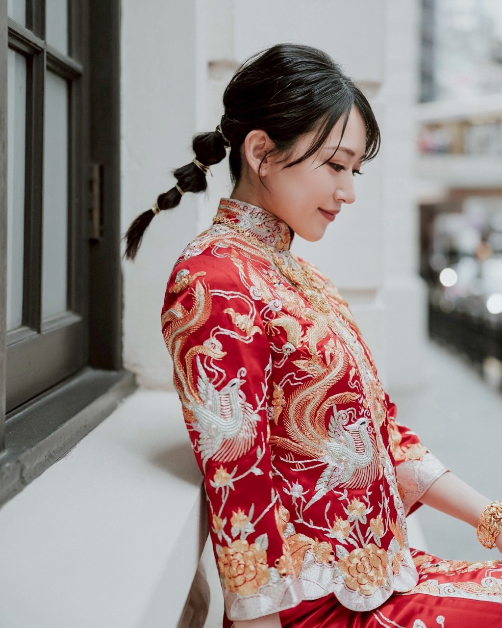 簡潔的辮子髮型，突顯了內田真由美的溫婉氣質。