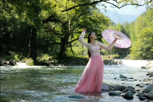 依依被燒傷前樣貌娟好。抖音＠依依的抗疤分享