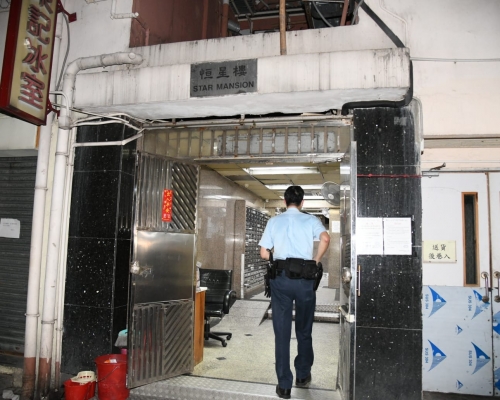 一名巴基斯坦男子將三箱二手電話放走廊遭偷走。