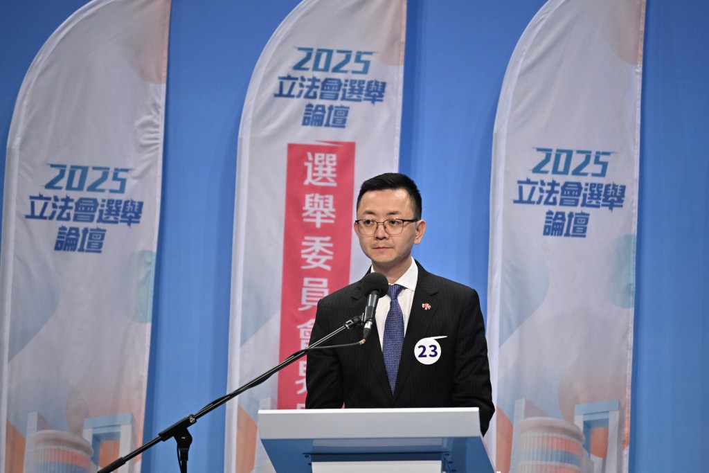 选委界冯英伦虽使用自己的车辆，却仍申报10,000元开支，并注明为“按市价计算自家车辆租金”。