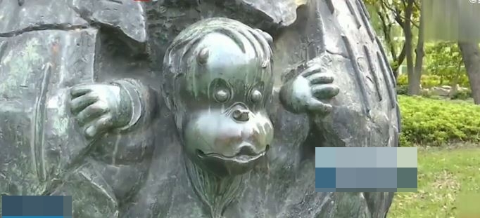 苏州公园的“司马光砸缸”雕塑。