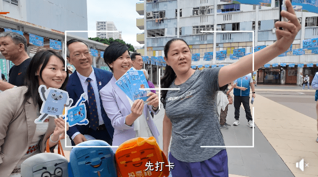 何永賢本周到訪三條公共屋邨,深入社區鼓勵街坊踴躍投票。何永賢FB 何永賢本周到訪三條公共屋邨,深入社區鼓勵街坊踴躍投票。何永賢FB