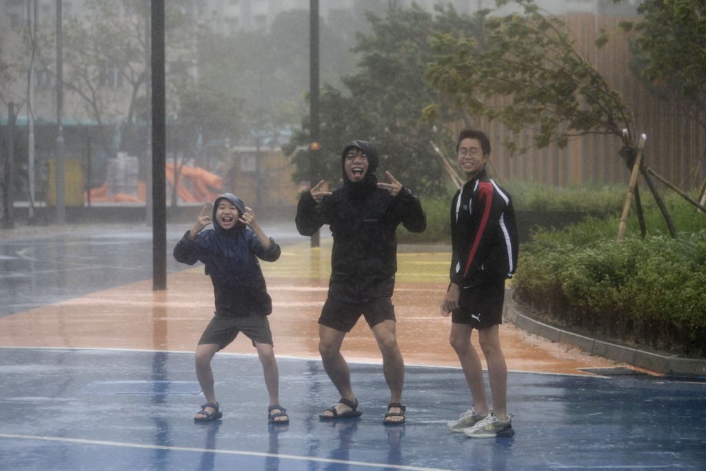 青少年:落雨又有乜好怕?陳浩元攝 青少年:落雨又有乜好怕?陳浩元攝