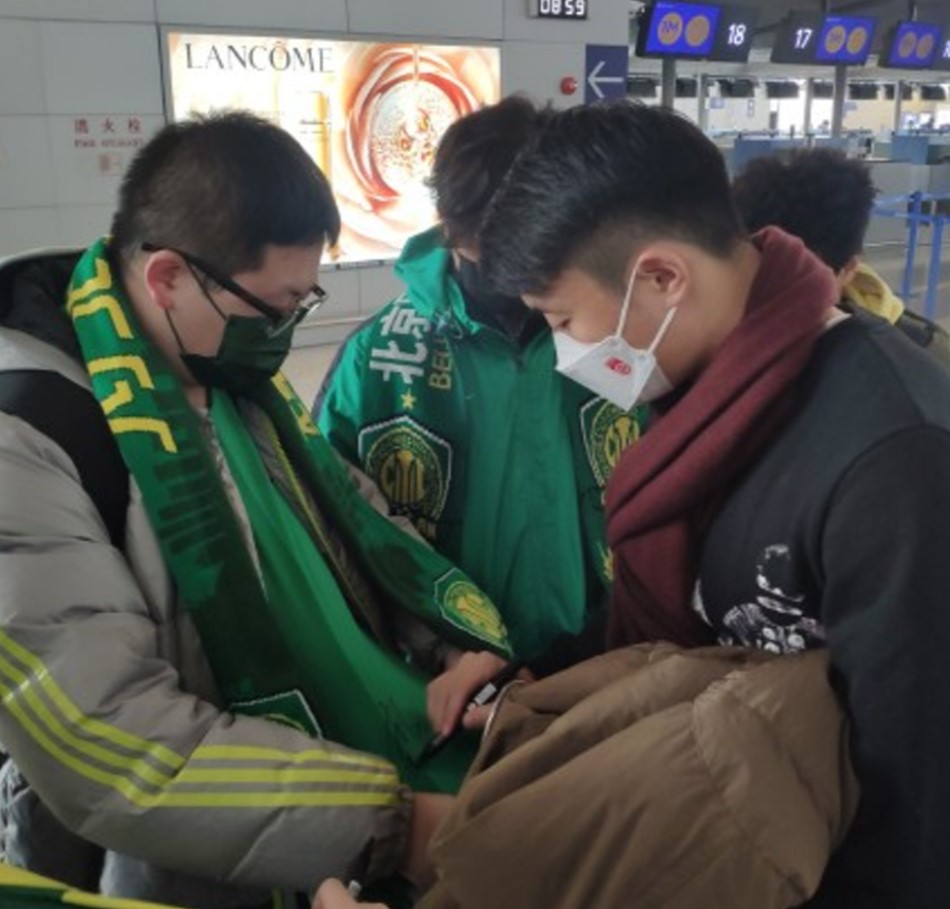 李磊出发时有国安球迷到场送行。草蜢官方微博图片