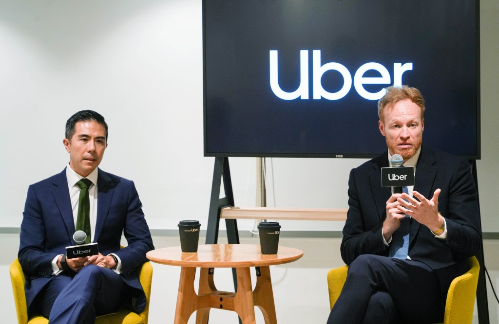 Uber全球公共政策主管Andrew Byrne（右）表示，若發牌上限定於1.5萬個，活躍司機人數將減少逾一半。