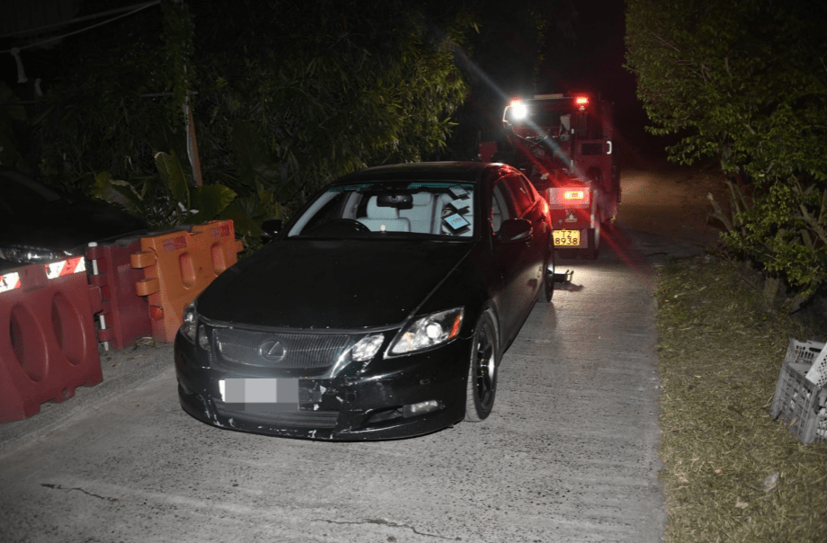 一輛私家車被移離車房時,疑不慎撞跌七人車,釀成事故。黎志偉攝 一輛私家車被移離車房時,疑不慎撞跌七人車,釀成事故。黎志偉攝