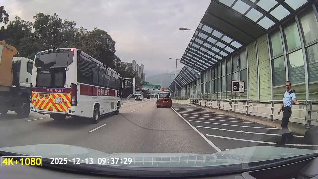 輪胎未有擊中任何車。網上片段截圖 輪胎未有擊中任何車。網上片段截圖