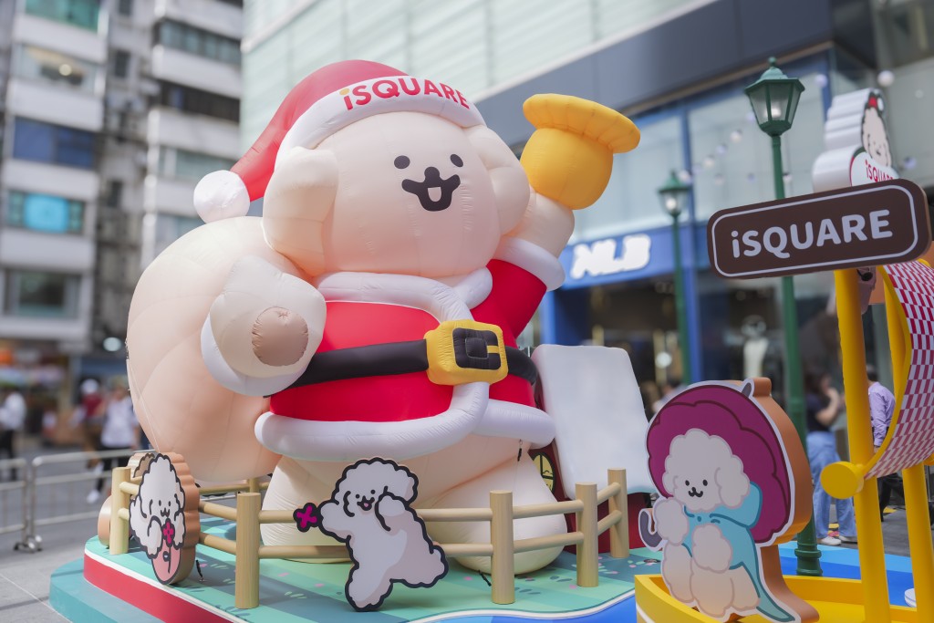 五米高巨型萌汪Muck化身聖誕老人正在呼喚大家來打卡！（圖片來源：iSQUARE）