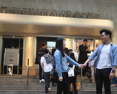 不少年輕一輩亦特意前來「打卡」,歡送這座「銅鑼灣地標」。陳浩元攝
