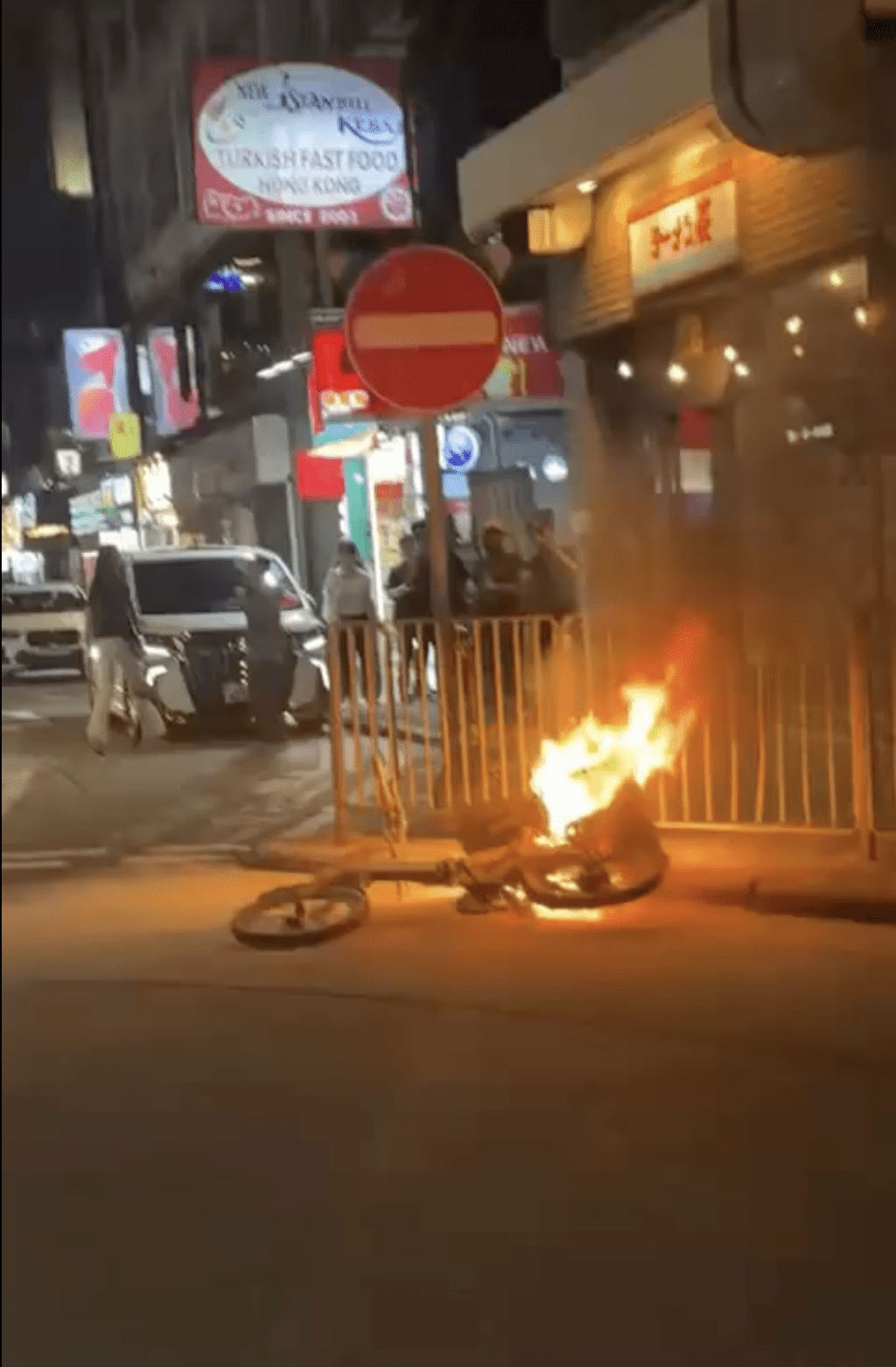 電動單車其尾部陷入火海，火勢猛烈，並不斷冒出大量黑煙。影片截圖