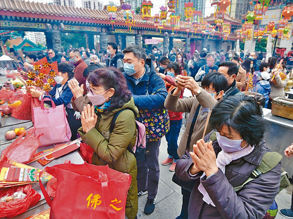 黃大仙祠重開，大批善信排隊祈福。