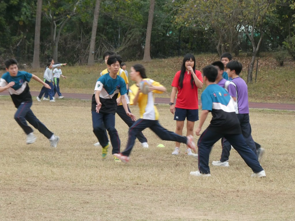 學生會組成兩隊進行欖球實戰對抗訓練，包括傳球、攔截、走位和達陣等。歐文瀚攝