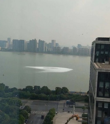 巨型漩渦和白色泡沫是沼氣夾帶發泡劑引起。(網圖)