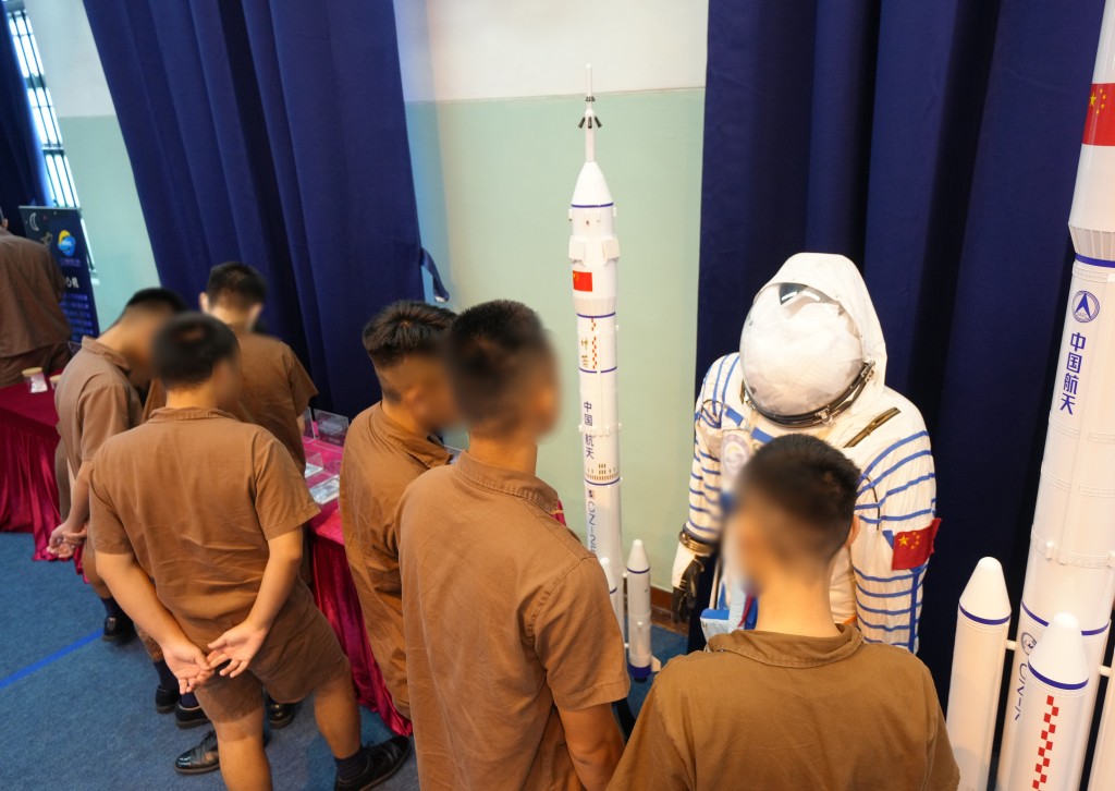 青少年在囚人士参观航天科技展览，了解国家在航天技术的成就和发展。惩教署提供图片