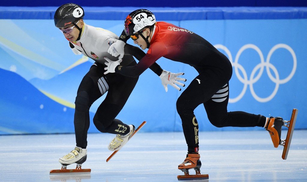 劉少林(左)在終點前明顯伸手阻擋任子威。Reuters