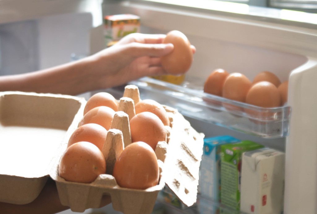 港府提醒，蛋要徹底煮熟，直至蛋黃及蛋白凝固，切勿食用生蛋或有生蛋的醬料。  ​