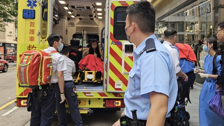 產婦與嬰兒同由救護車送院救治。