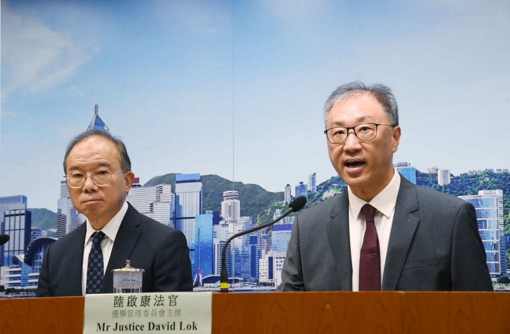 曾國衛（左）及選管會主席陸啟康（右）簡介2025年立法會換屆選舉的投票安排。