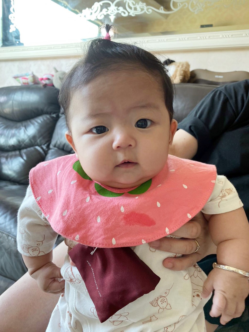 「小黃妃」經已4個幾月大,束咗小辮子襯包包面,眼大大好可愛呀。
