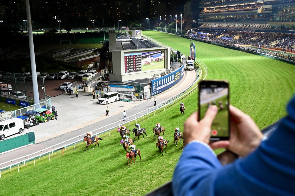  政府會聯同香港賽馬會，進一步推廣賽馬旅遊。