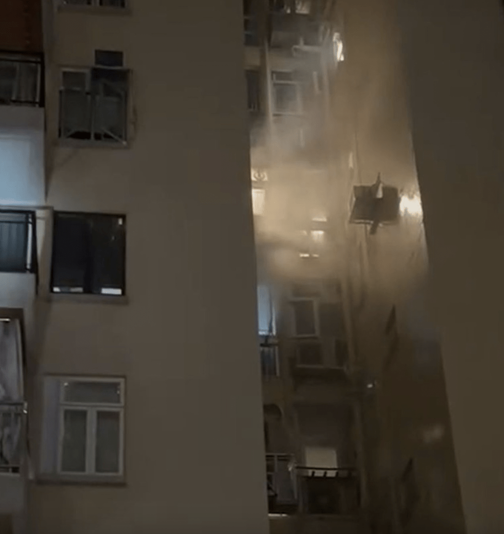 美孚新邨單位疑電器短路起火  冒出大量濃煙 。fb「Mei Foo 美孚」群組