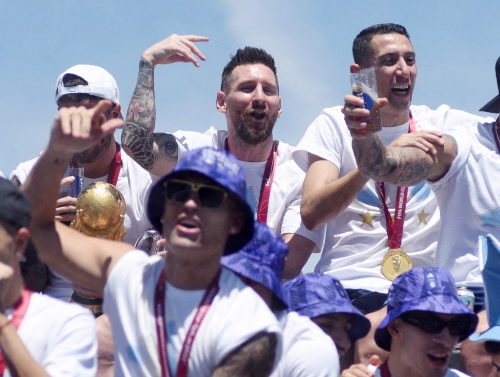 美斯(後排中)慶祝奪得世界盃。Reuters