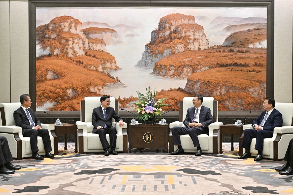 李家超（左二）與上海市委書記陳吉寧（右二）及上海市市長龔正（右一）會面。財政司司長陳茂波（左一）亦有出席。政府新聞處圖片