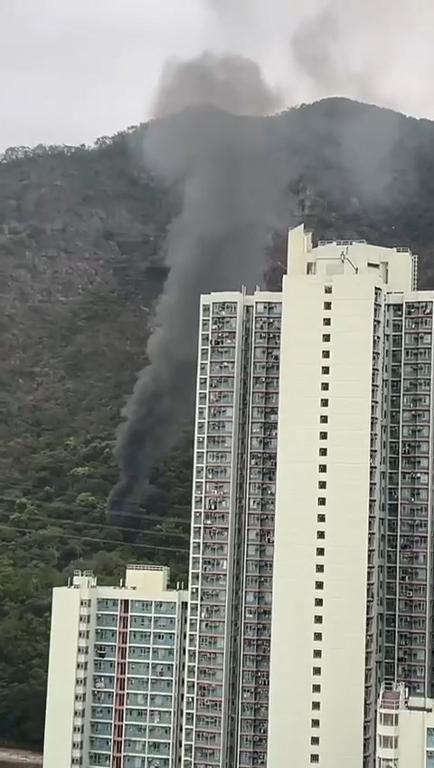 根據網上片段所見，黑煙瀰漫至數十米高空。網上片段截圖