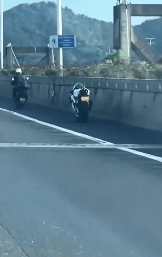 浙江高架桥惊现“无人驾驶”电单车。IT互联网那点事@微博 浙江高架桥惊现“无人驾驶”电单车。IT互联网那点事@微博