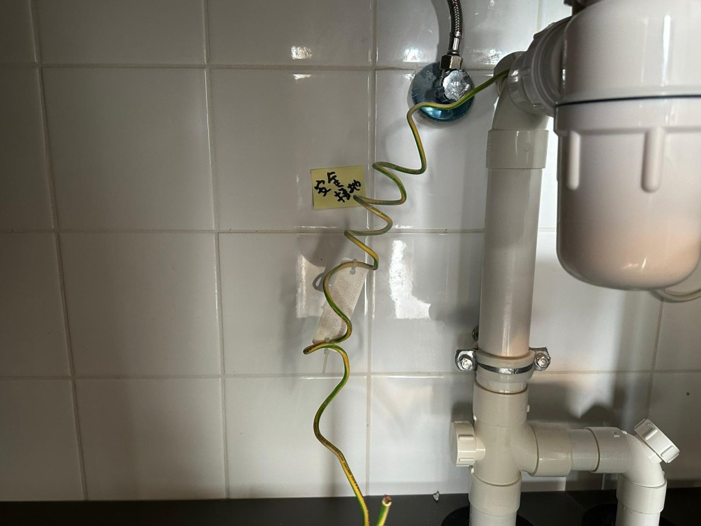 明哥发现厨房锌盘底的一条接地线脱落。 明哥发现厨房锌盘底的一条接地线脱落。