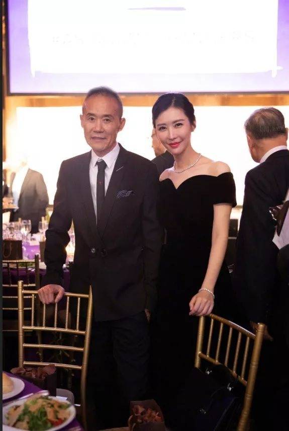 2012年，田樸珺和大她30歲的萬科集團創辦人王石同參加長江商學院，後來成婚。