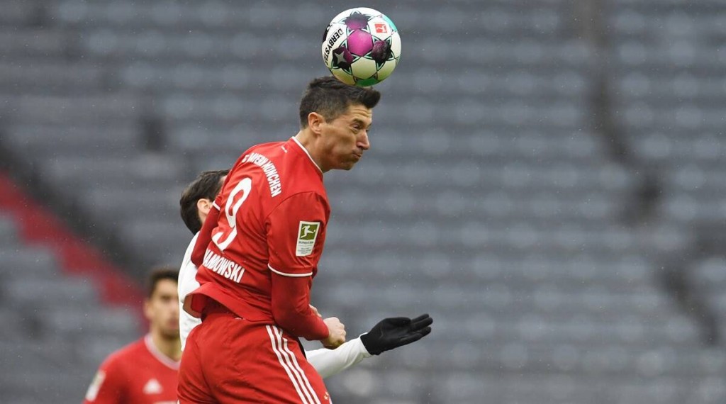 利雲度夫斯基過往效力拜仁慕尼黑時，不時頭槌入球。Reuters