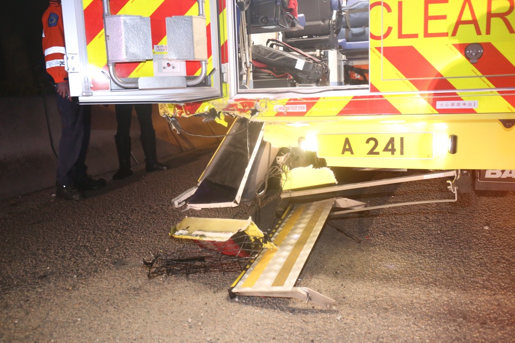 救護車車尾損毀。