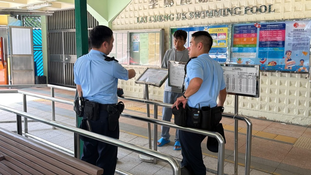 警員在場調查。 警員在場調查。