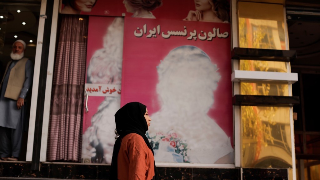 喀布尔一家美容院宣传图画的女性头像被喷漆喷成「无面」剪影。 路透社