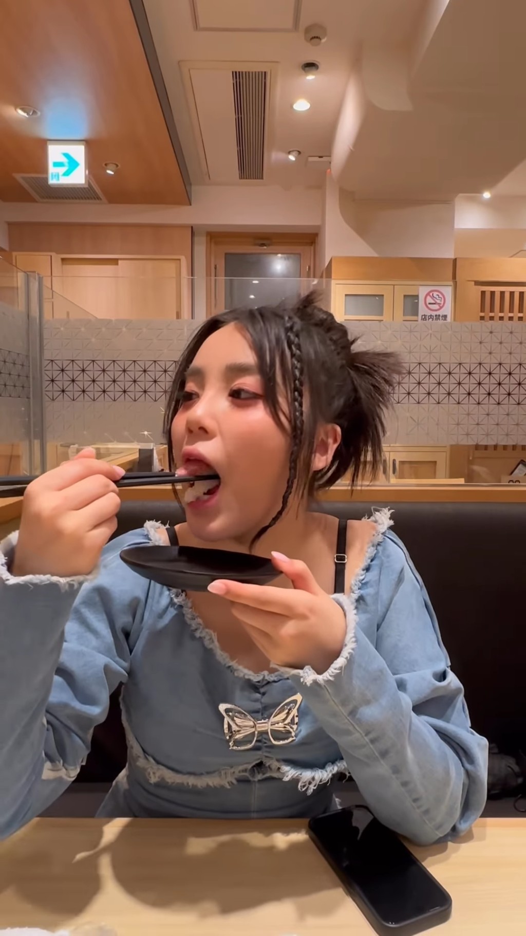 在日本拍MV时吃个不停。