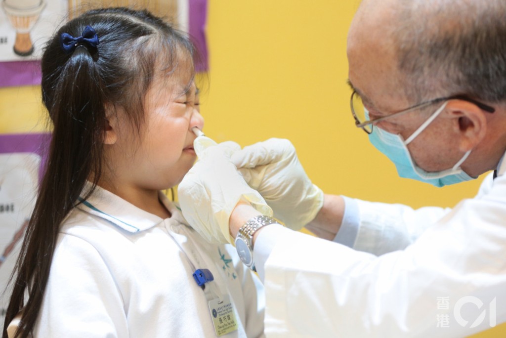 學校外展計劃今年實施特別安排，其中幼稚園和幼兒中心可於同一或不同的外展活動自由選用注射式滅活和噴鼻式減活流感疫苗。資料圖片