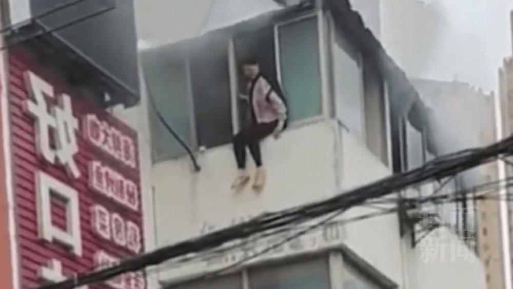 女子準備從3樓的火場跳下救生，不料最終跌死。