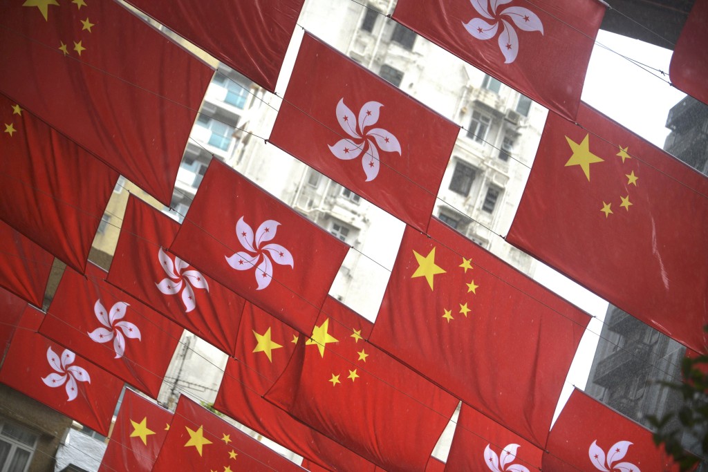 梁振英認為香港亦要知道「一國兩制」、港人治港、高度自治的具體內涵及規定。資料圖片