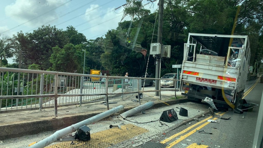 貨車衝勢未止再剷上路邊行人路。圖:網民:Bosco Chu 香港突發事故報料區 
