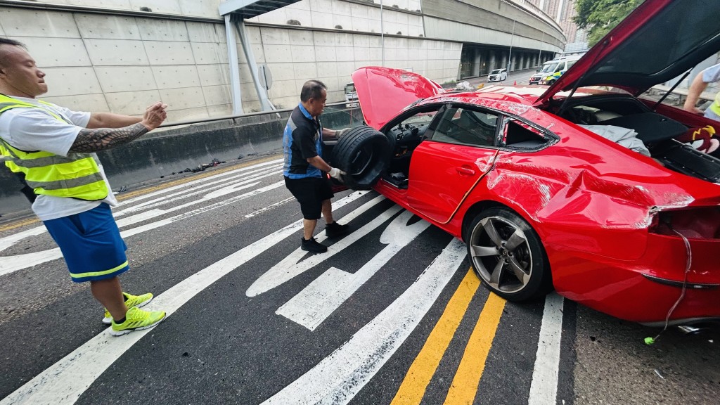 私家車事後由拖車拖走。