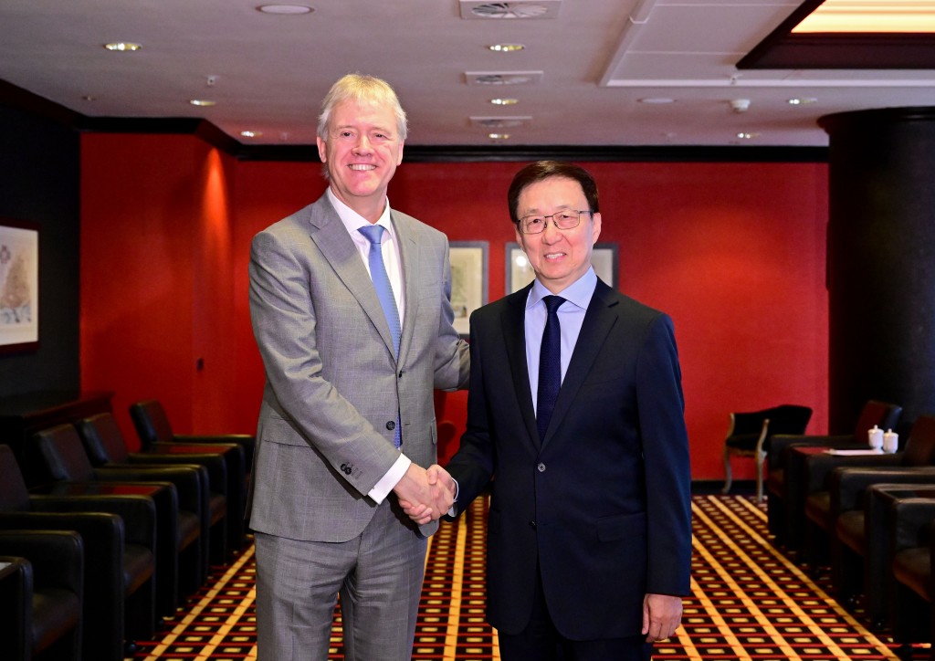 韩正在荷兰诺德维克会见阿斯麦公司负责人。 新华社