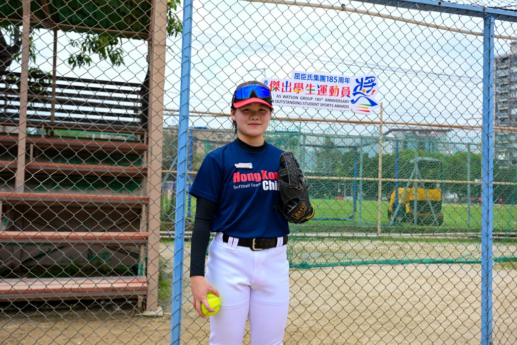 对卓彤而言作为中学运动员生涯的最后一年,能获「屈臣氏集团香港杰出学生运动员奖」奖项意义也十分重大。摄影:魏国谦 对卓彤而言作为中学运动员生涯的最后一年,能获「屈臣氏集团香港杰出学生运动员奖」奖项意义也十分重大。摄影:魏国谦