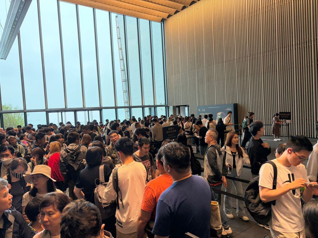 西九故宫出现长长的排队人龙。
