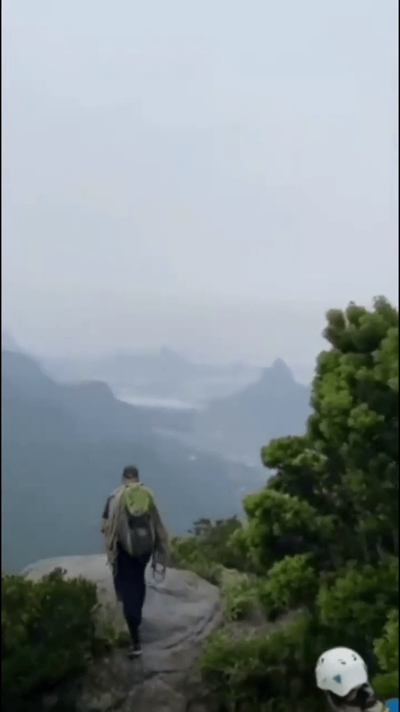女遊客跟隨男導遊走向懸崖邊緣。 網片截圖