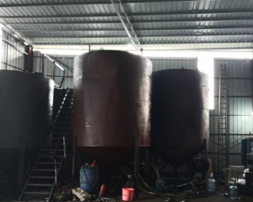 脫色廠內的油罐。網圖
