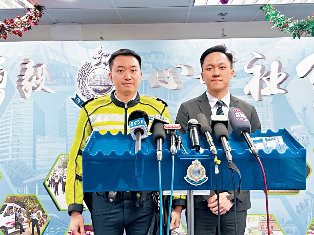 高級督察林子鎌(右)及高級督察黃浚柏簡報案情。