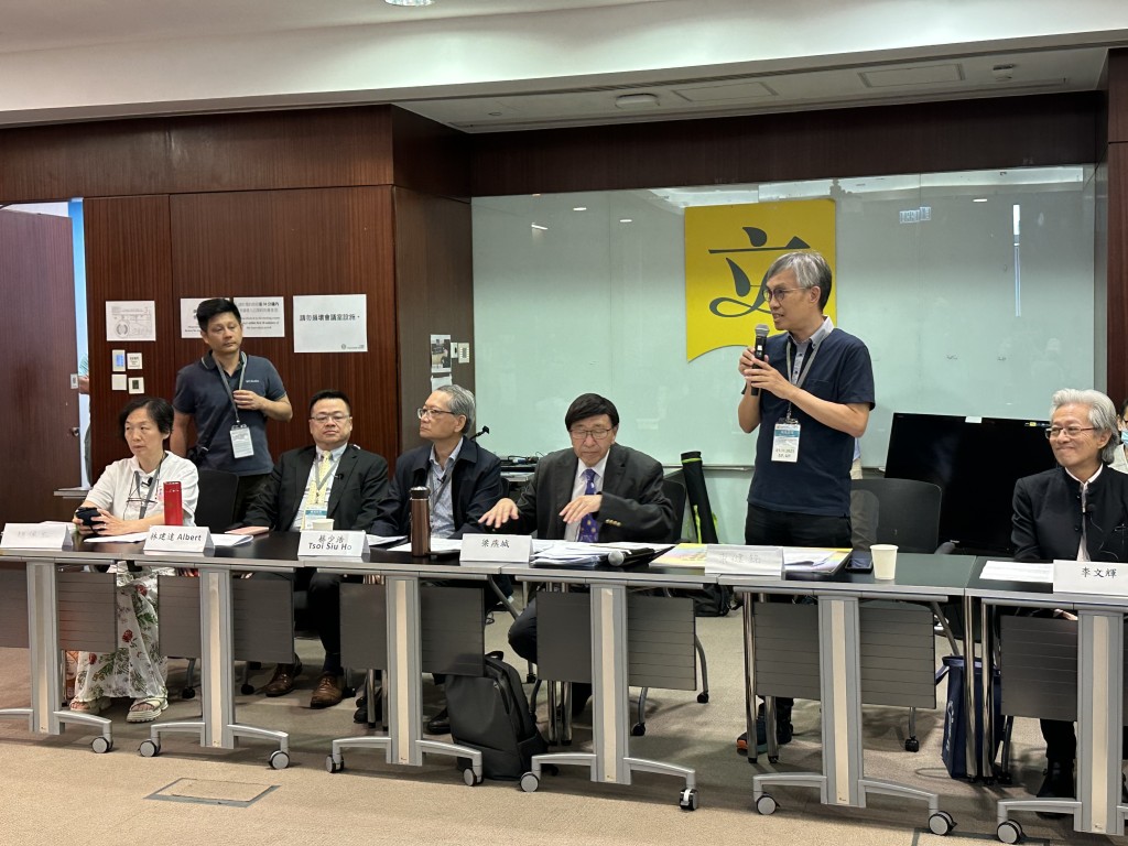 一群自称是「香港普通市民」召开记者会，批评同乐运动会是「糖衣毒药」。何嘉敏摄